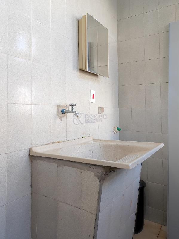 Casa Comercial à venda no bairro Vila Cristovam: LAVANDERIA APARTAMENTO