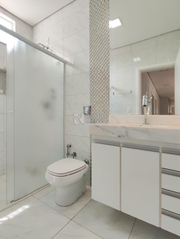 Casa em condomínio à venda no bairro Parque Residencial Roland: BANHEIRO SOCIAL