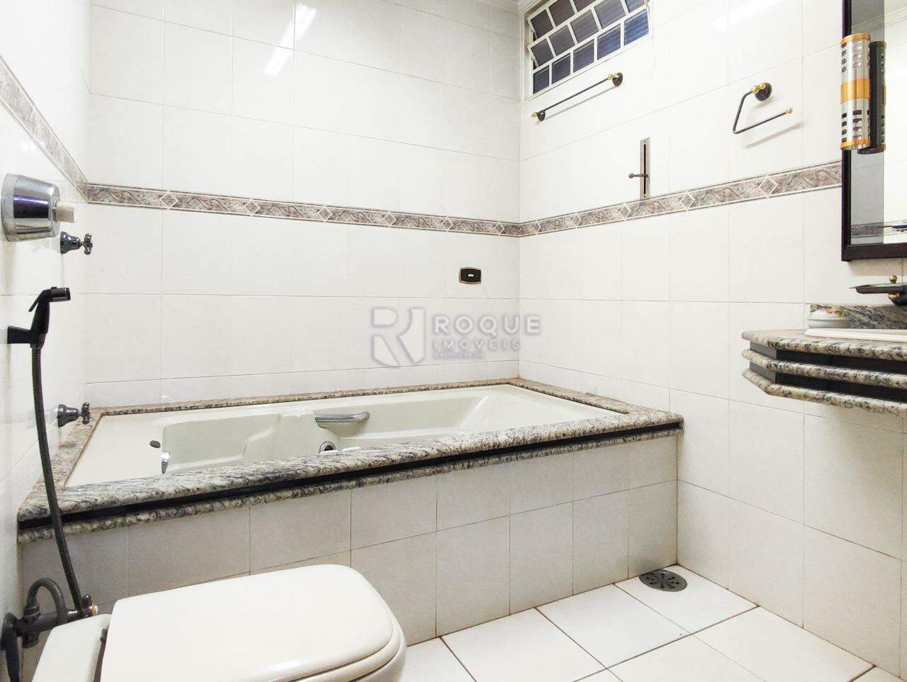 Casa Residencial à venda no bairro VILA DOS PINHEIROS: WC SUÍTE