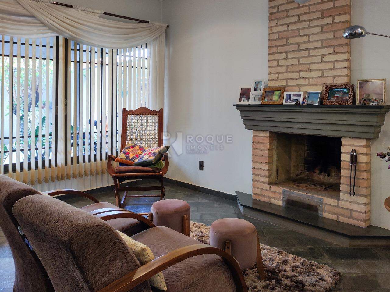 Casa em condomínio à venda no bairro Jardim Florença: SALA COM LAREIRA