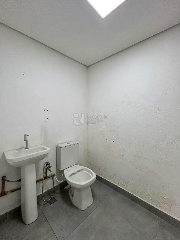 Barracão/Galpão para aluguel no bairro Jardim Glória: WC social fundo 
