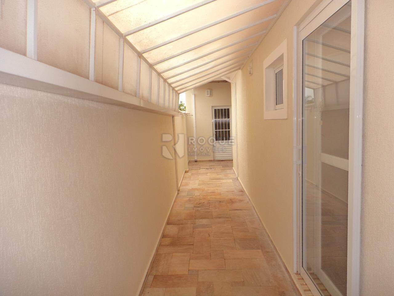 Casa em condomínio para aluguel no bairro Jardim Residencial Monsenhor Rossi: Corredor lateral