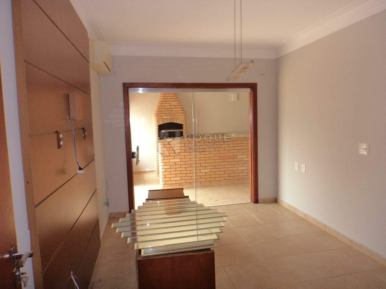 Casa em condomínio para aluguel no bairro Jardim Residencial Monsenhor Rossi: Sala de TV