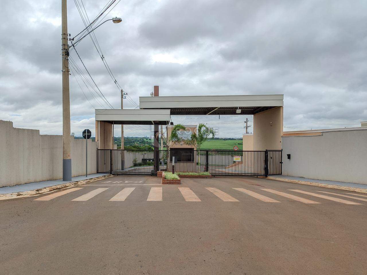 Casa em condomínio para aluguel no bairro Residencial Villaggio Mielli: Fachada