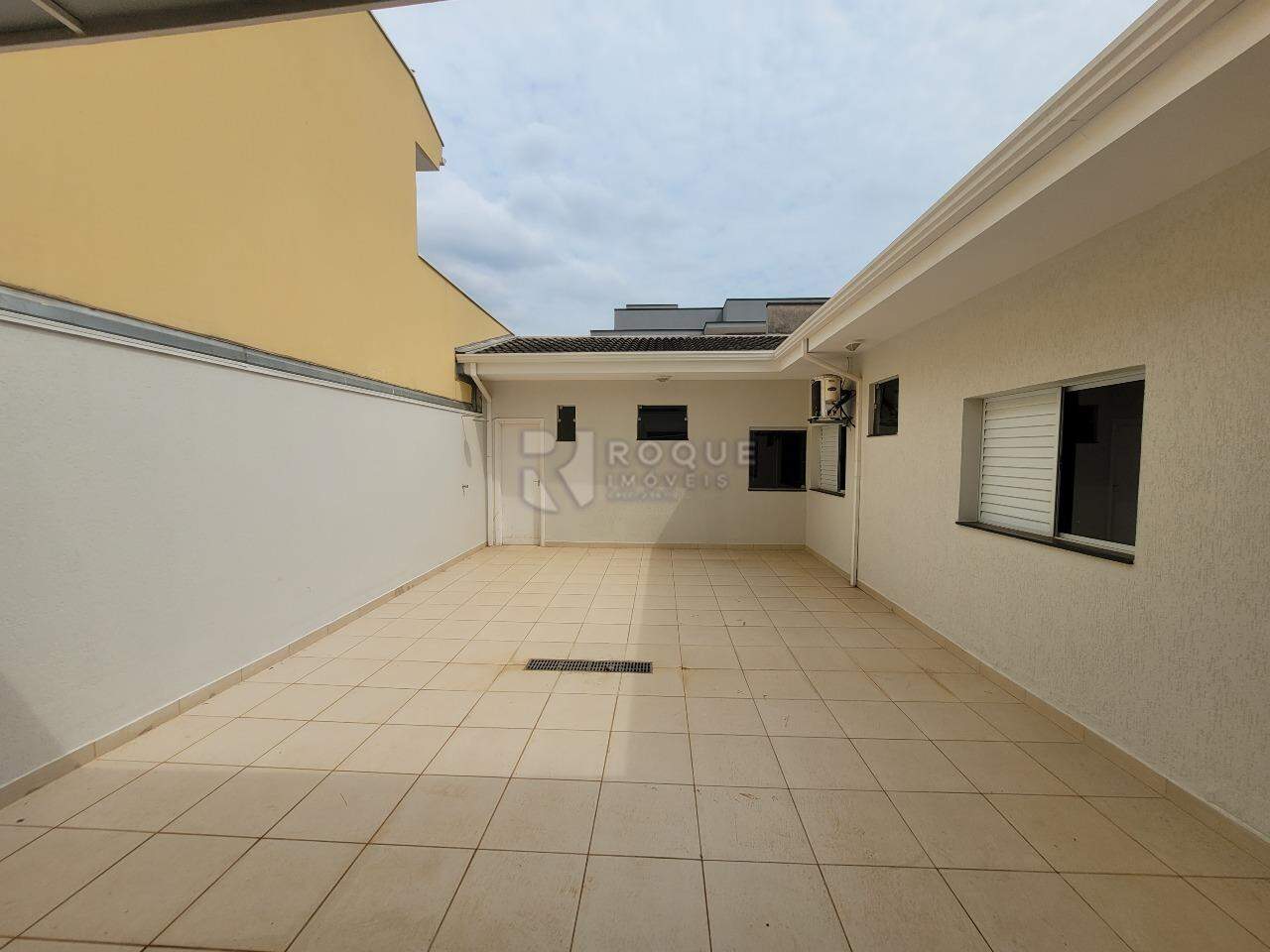 Casa em condomínio para aluguel no bairro Parque Residencial Roland: Quintal