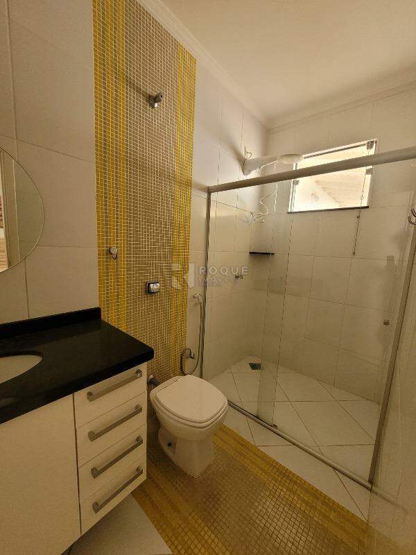 Casa em condomínio para aluguel no bairro Parque Residencial Roland: WC suíte 1
