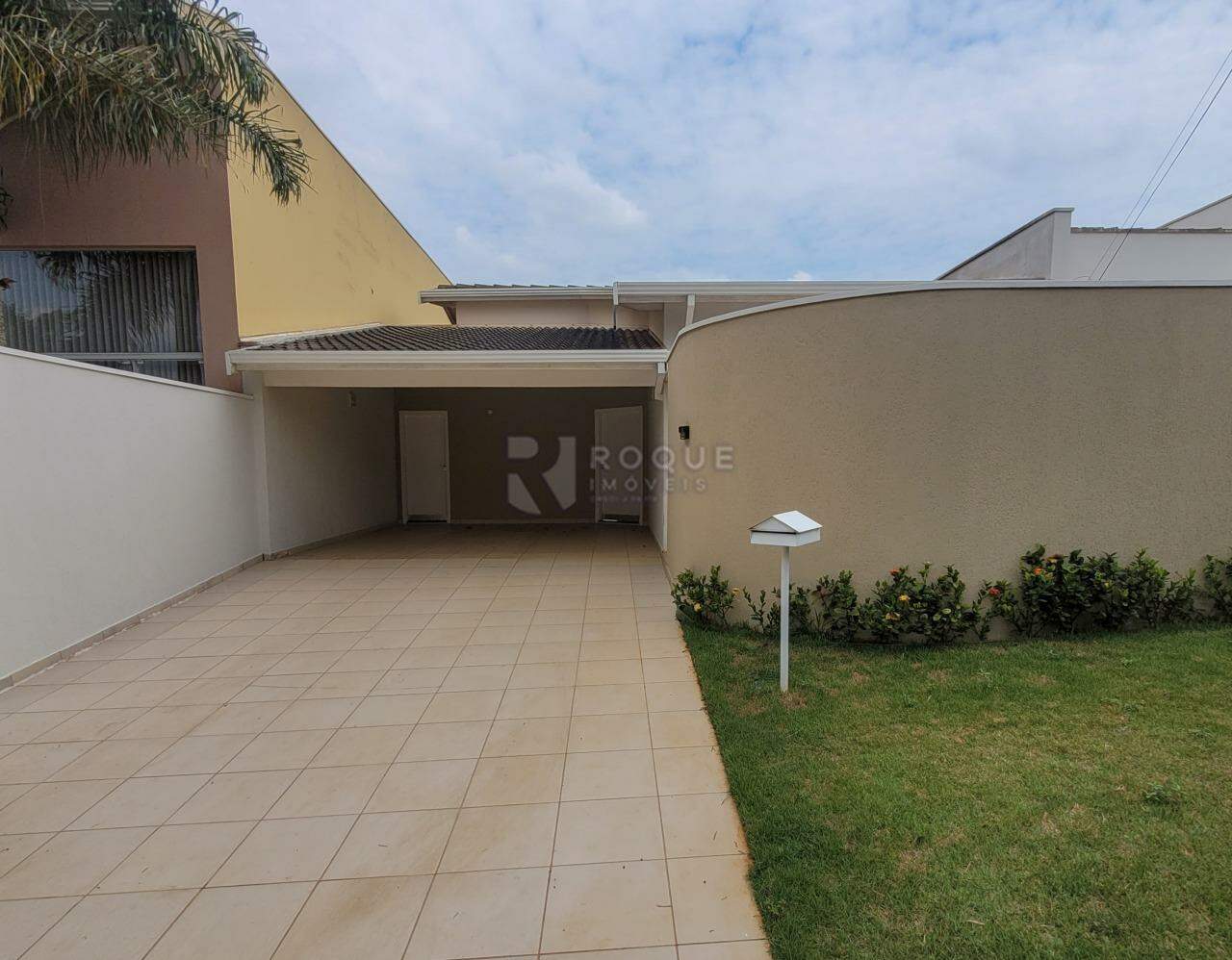 Casa em condomínio para aluguel no bairro Parque Residencial Roland: Fachada