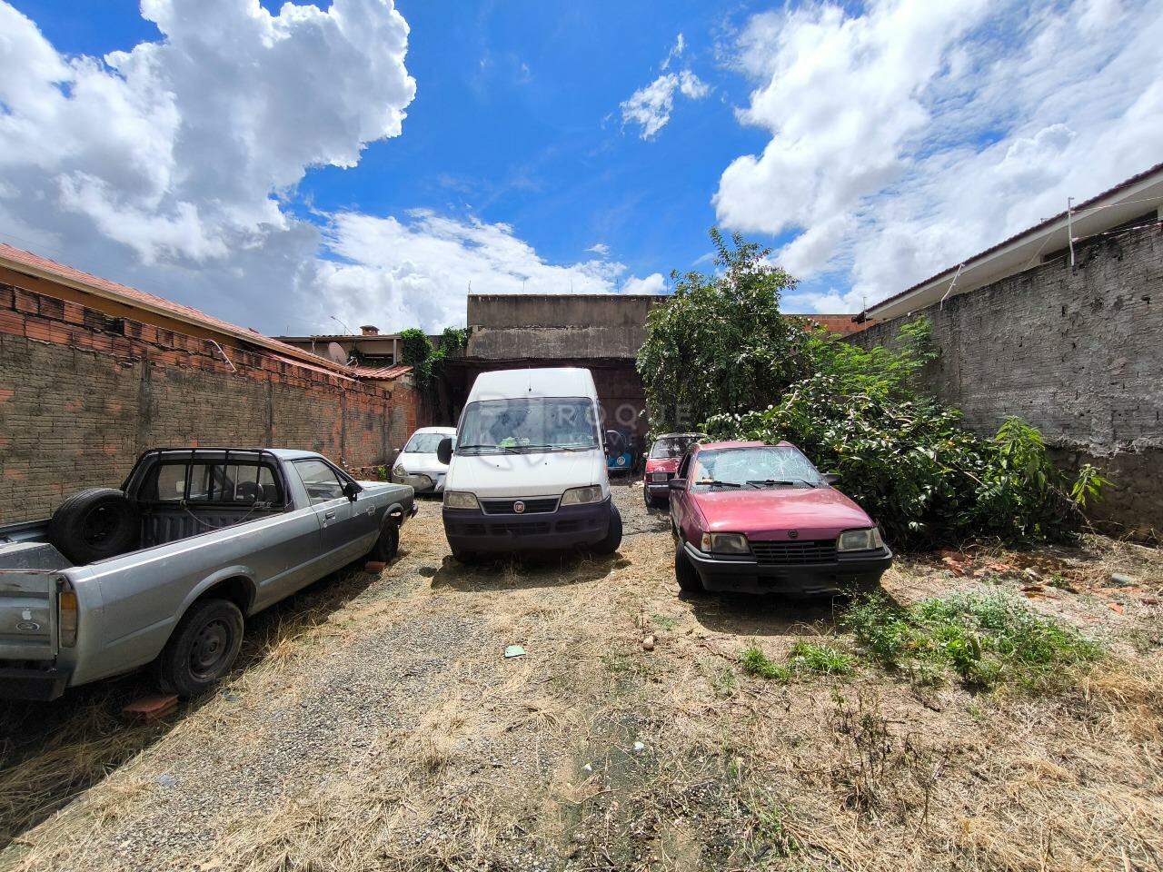 Terreno à venda no bairro Vila Claudia: 