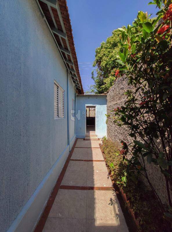 Casa Residencial para aluguel no bairro Vila São João: Corredor lateral 