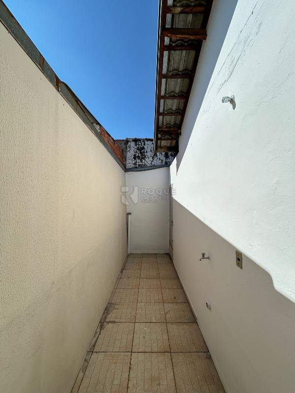 Casa Residencial para aluguel no bairro Jardim Ouro Verde: Corredor fundo