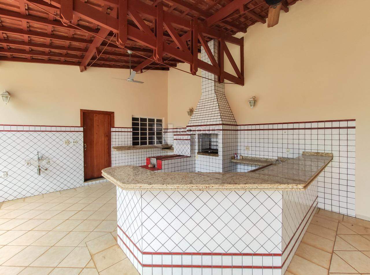 Casa em condomínio para aluguel no bairro Jardim Monte Carlo: Churrasqueira 