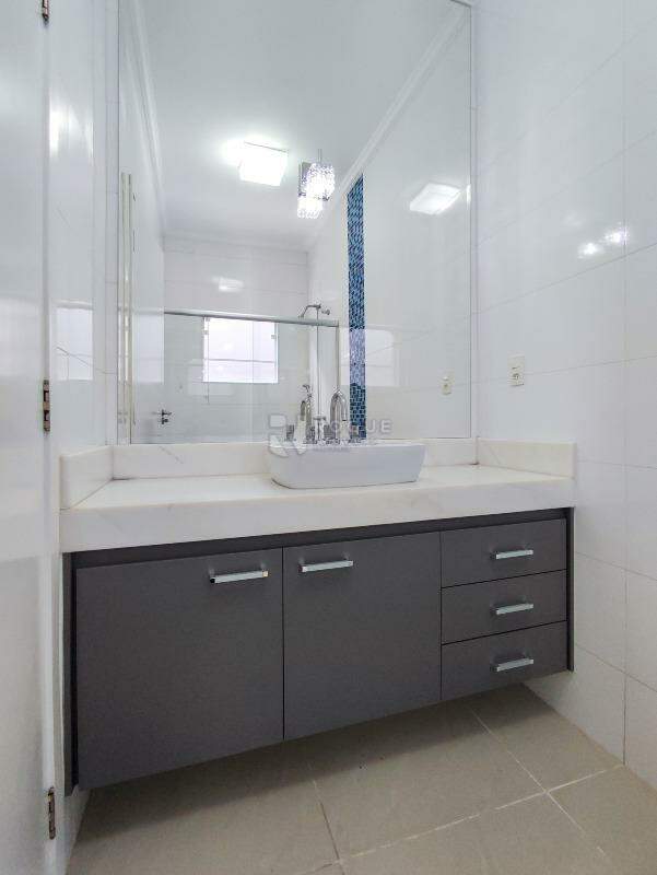 Casa em condomínio à venda no bairro Residencial Casalbuono: WC SUÍTE 1