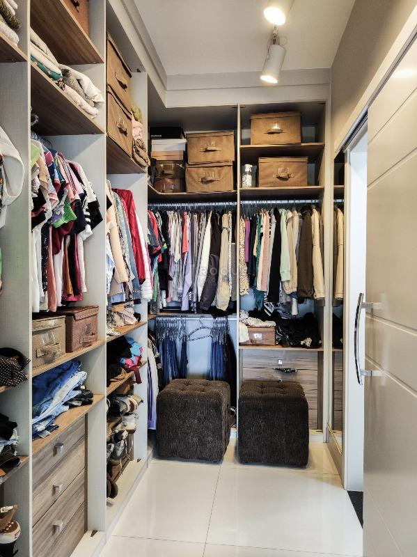 Casa em condomínio à venda no bairro Terras de São Bento II: CLOSET