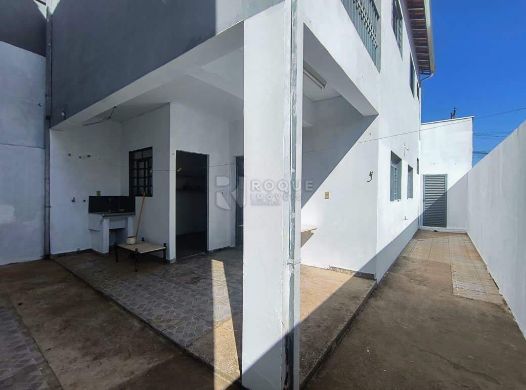 Casa Residencial para aluguel no bairro Jardim Residencial Dona Santina Paroli Peccinini: Fundos