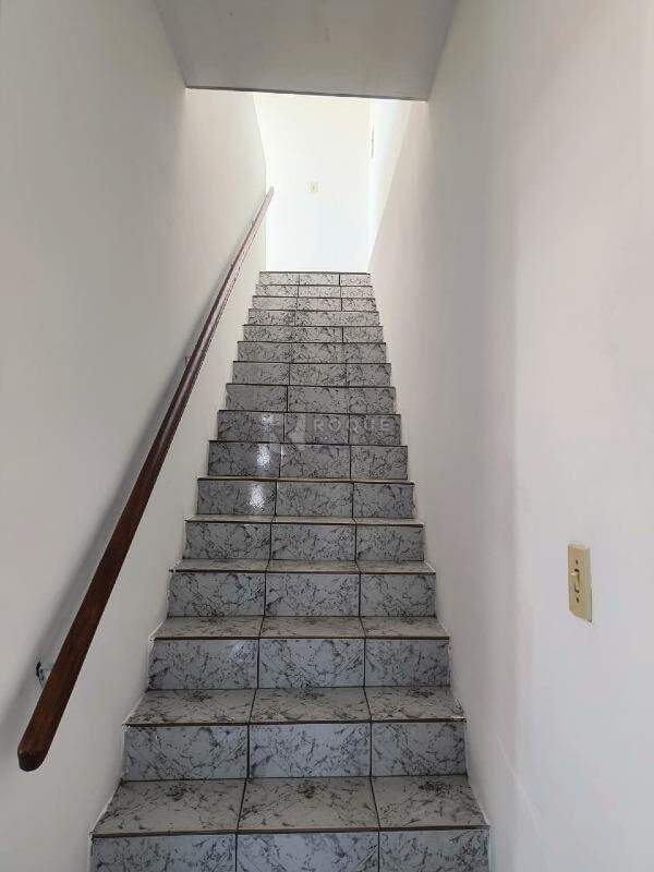 Casa Residencial para aluguel no bairro Jardim Residencial Dona Santina Paroli Peccinini: Escada