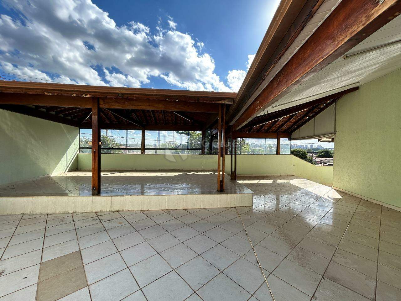 Casa Comercial para aluguel no bairro Jardim Glória: Varanda