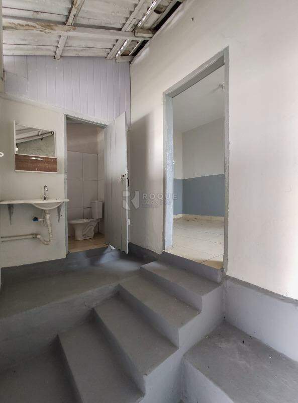Casa Residencial para aluguel no bairro Vila Queiroz: Acesso cozinha 