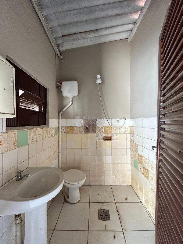 Casa Residencial para aluguel no bairro Jardim Glória: WC social fundo 