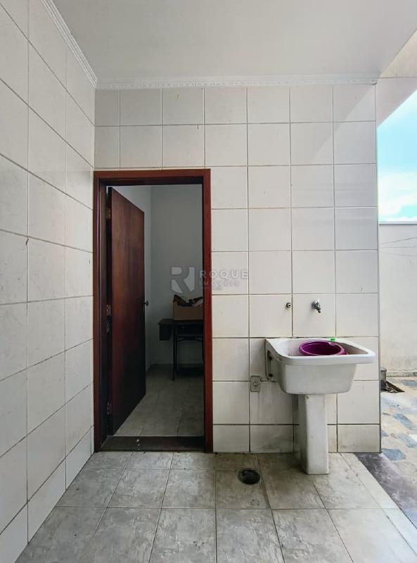 Casa Residencial para aluguel no bairro Vila Cristovam: Lavanderia