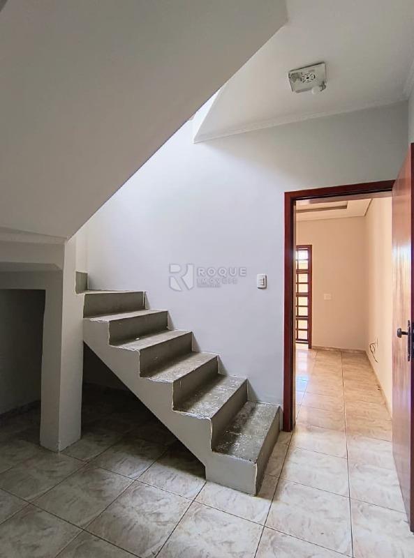 Casa Residencial para aluguel no bairro Vila Cristovam: Escada