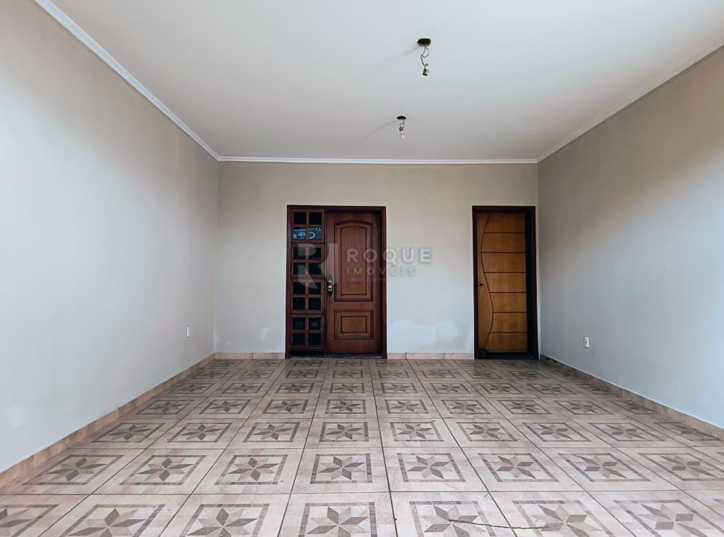 Casa Residencial para aluguel no bairro Vila Cristovam: Garagem