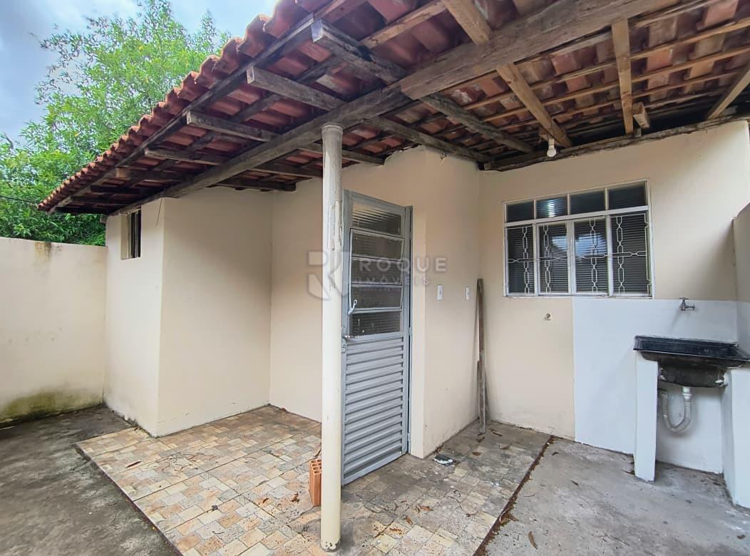 Casa Residencial para aluguel no bairro Vila Cristovam: Fundos