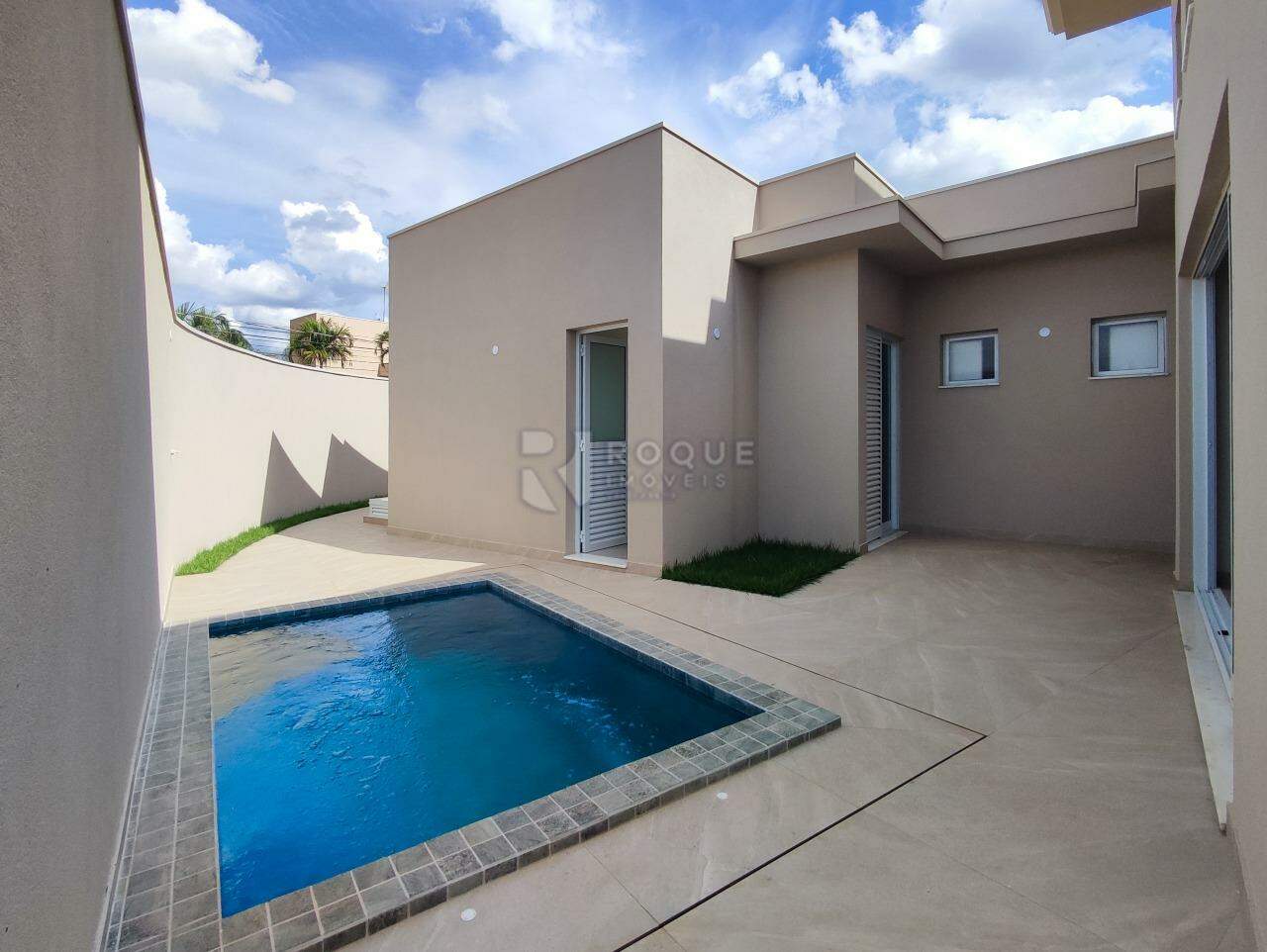 Casa em condomínio à venda no bairro Parque Residencial Roland: ÁREA EXTERNA