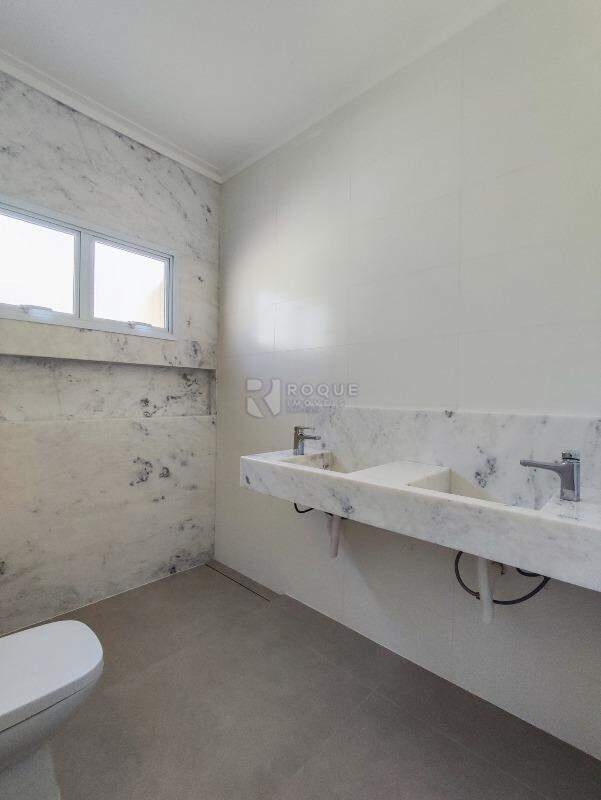 Casa em condomínio à venda no bairro Parque Residencial Roland: WC SUÍTE 3