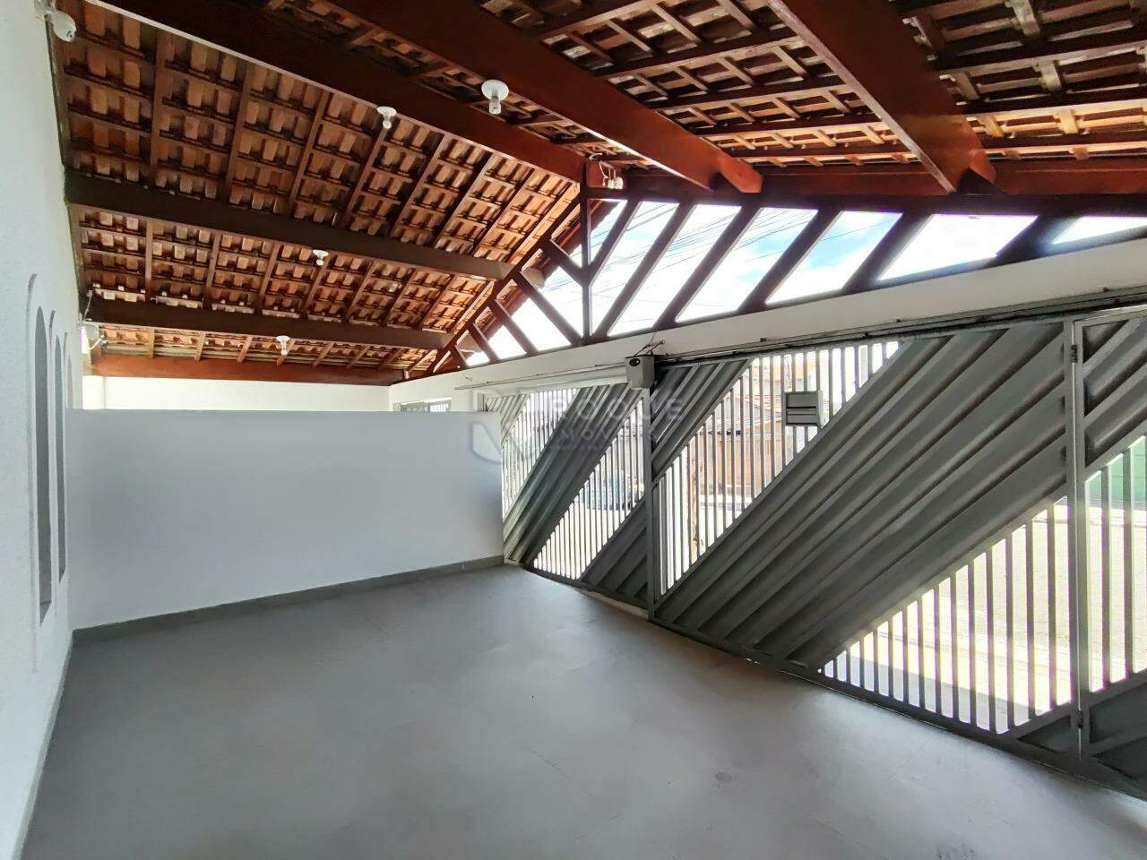 Casa Residencial para aluguel no bairro Parque Hippolyto: Garagem