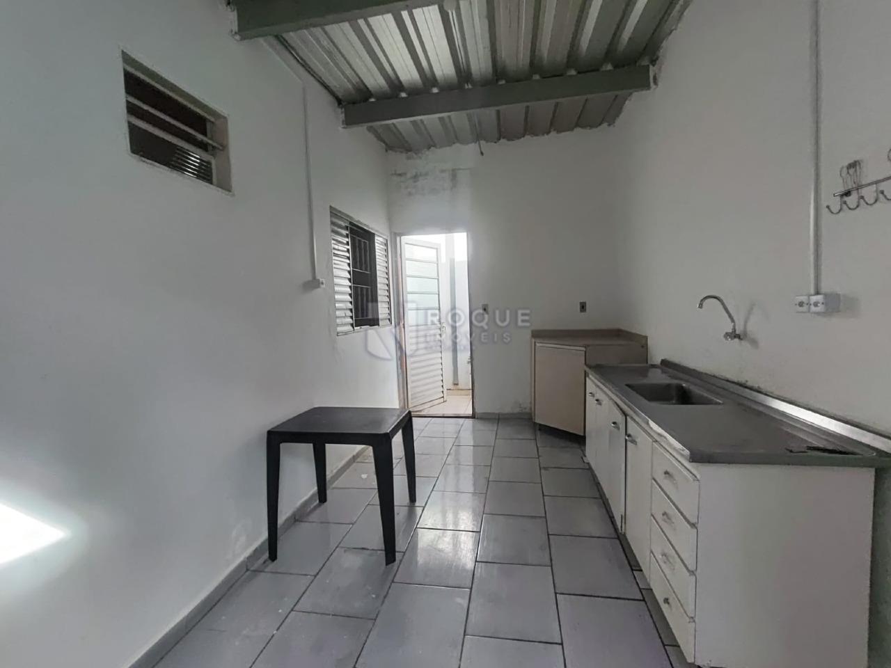 Casa com salão para aluguel no bairro Jardim São Francisco: Cozinha