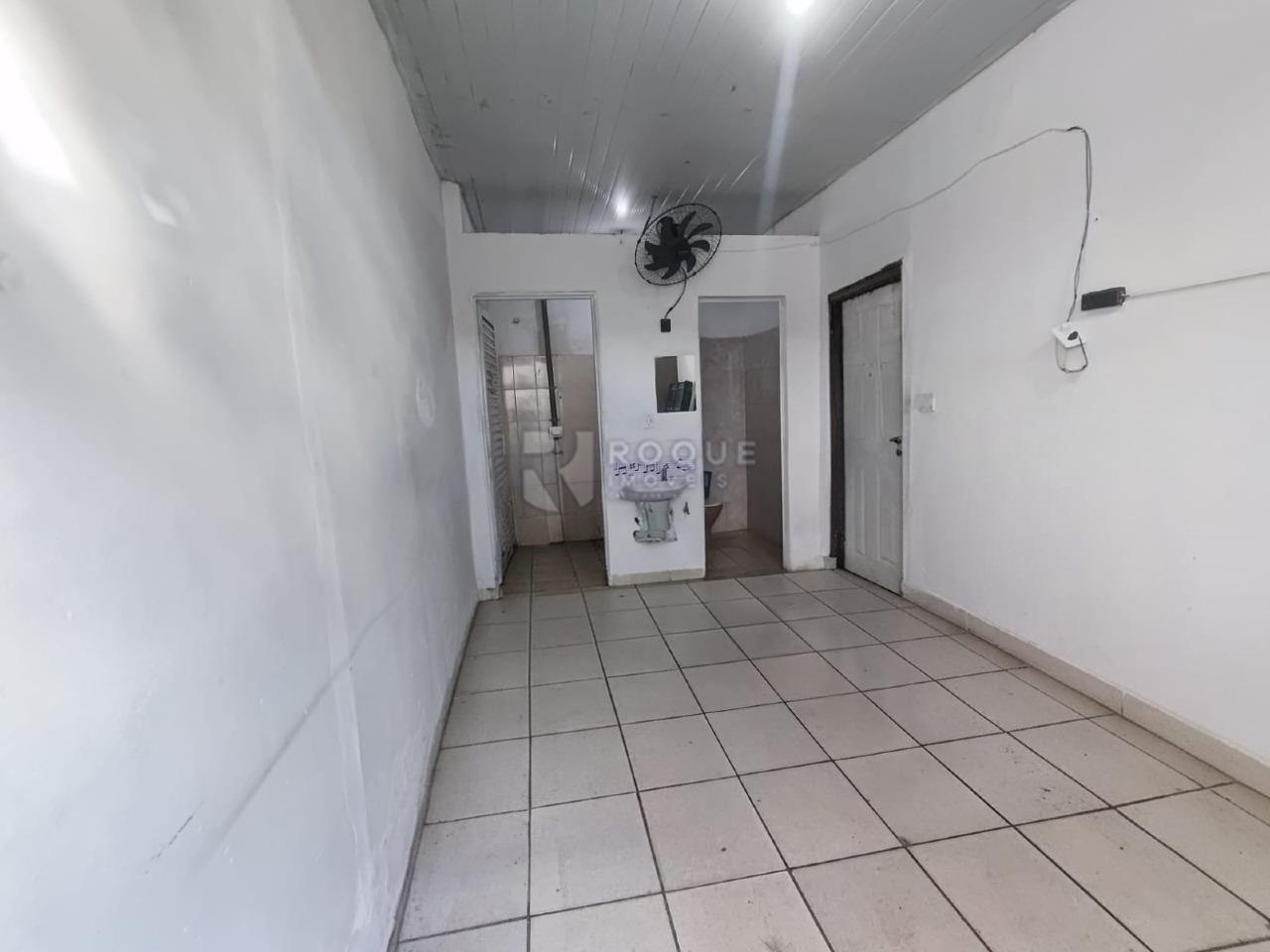 Casa com salão para aluguel no bairro Jardim São Francisco: WC