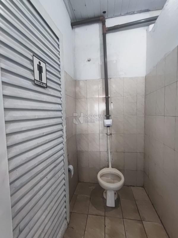 Casa com salão para aluguel no bairro Jardim São Francisco: WC