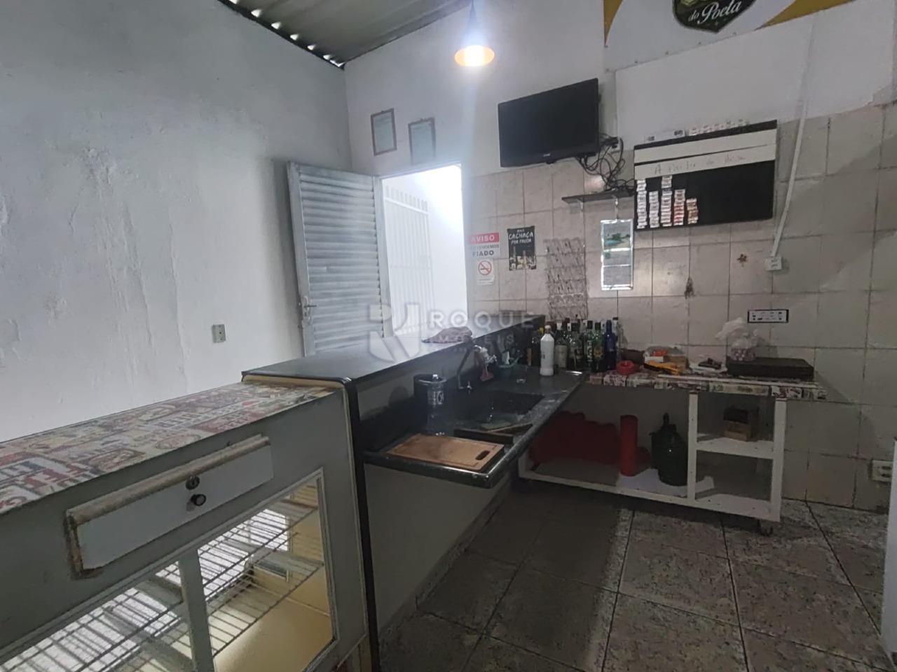 Casa com salão para aluguel no bairro Jardim São Francisco: Cozinha