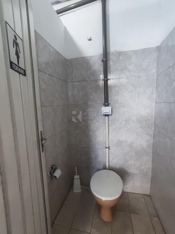 Casa com salão para aluguel no bairro Jardim São Francisco: WC