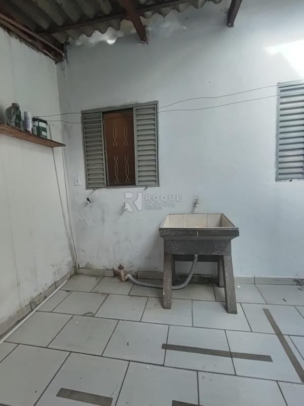 Casa com salão para aluguel no bairro Jardim São Francisco: Lavanderia