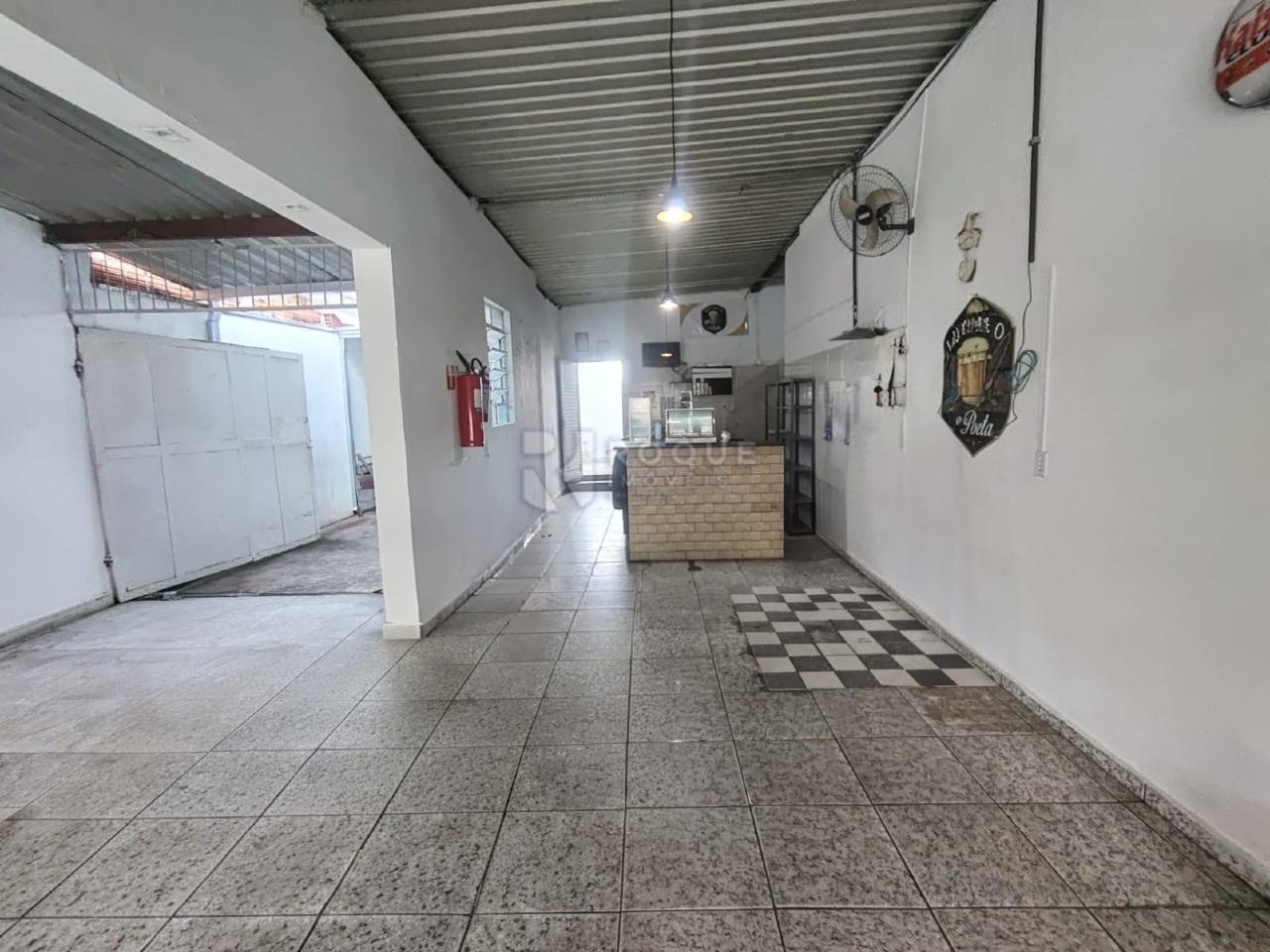 Casa com salão para aluguel no bairro Jardim São Francisco: Garagem