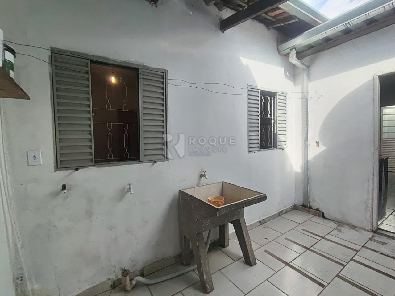 Casa com salão para aluguel no bairro Jardim São Francisco: Quintal