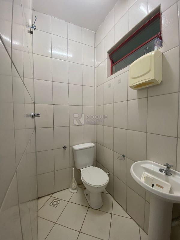Salão para aluguel no bairro Vila Cristovam: WC social