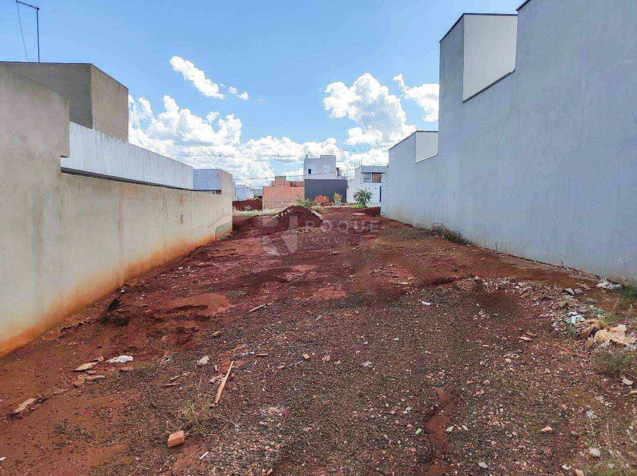 Terreno à venda no bairro Residencial Colinas do Engenho I: 