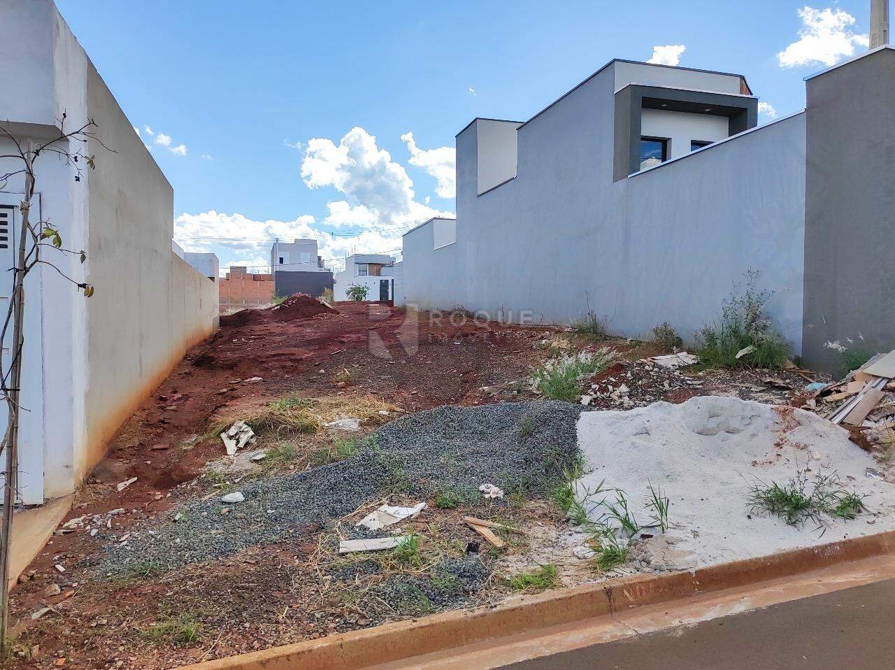 Terreno à venda no bairro Residencial Colinas do Engenho I: 