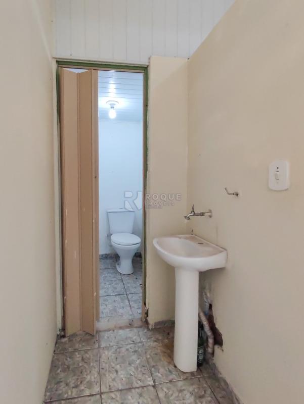 Casa com salão à venda no bairro Jardim Gustavo Picinini: BANHEIRO FEMININO