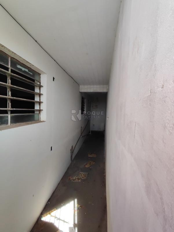 Casa com salão à venda no bairro Jardim Gustavo Picinini: CORREDOR LATERAL