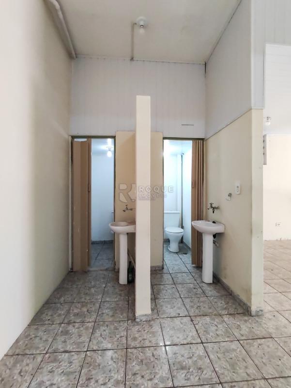 Casa com salão à venda no bairro Jardim Gustavo Picinini: BANHEIROS