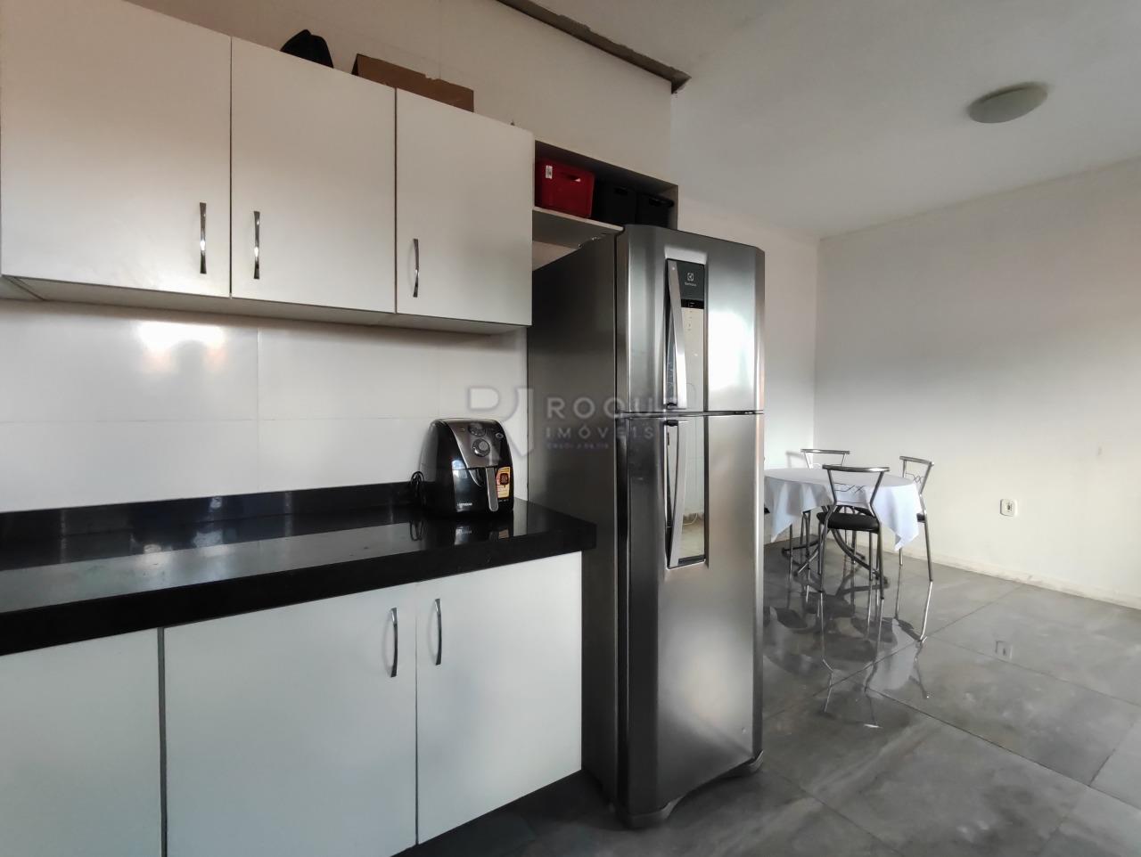 Casa com salão à venda no bairro Jardim Gustavo Picinini: COZINHA