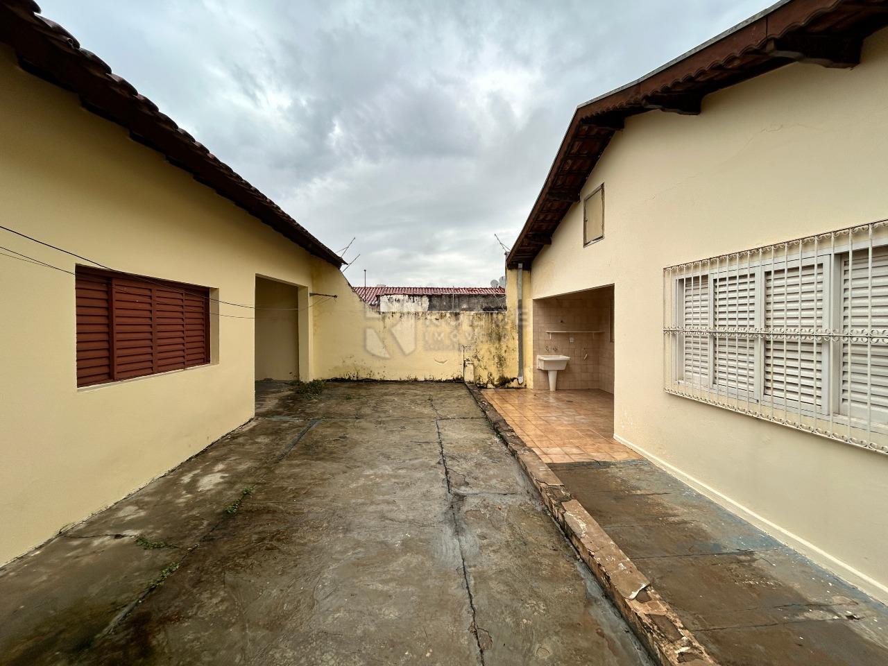 Casa Residencial para aluguel no bairro Jardim Santo André: Fundo 