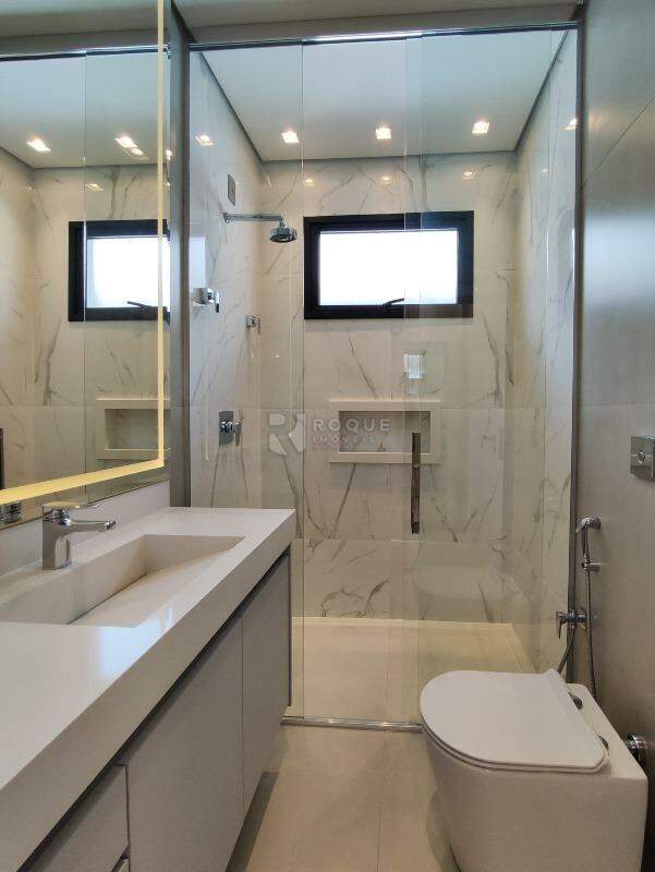 Casa em condomínio à venda no bairro Residencial Greville: WC SUÍTE 1