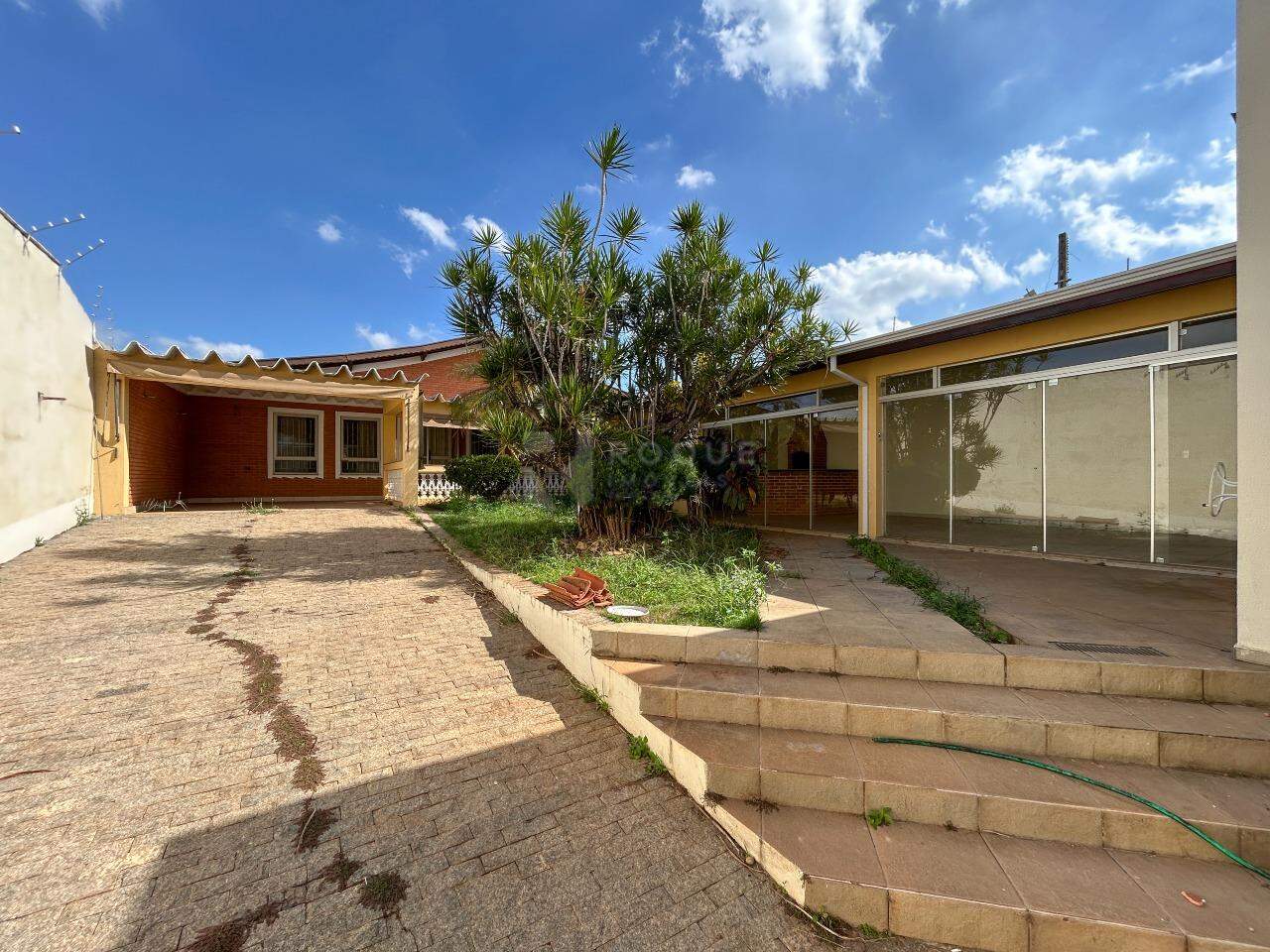 Casa Residencial para aluguel no bairro Centro: Frente / garagem 