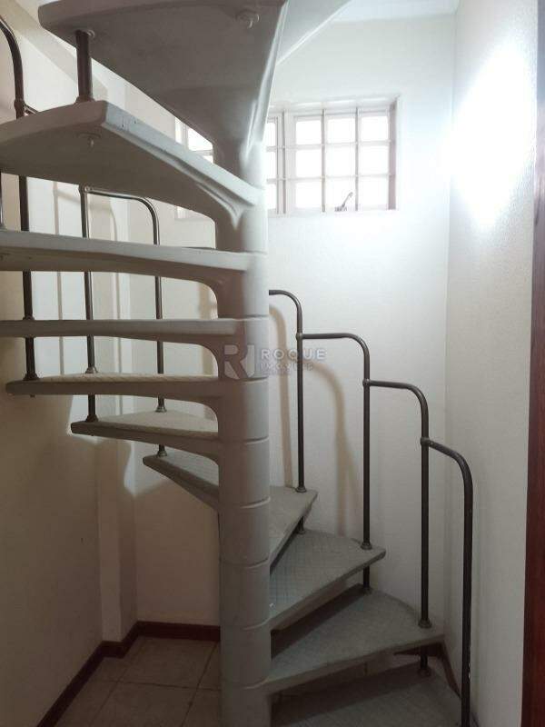 Casa Residencial para aluguel no bairro Jardim Ouro Verde: Escada acesso dormitório 3