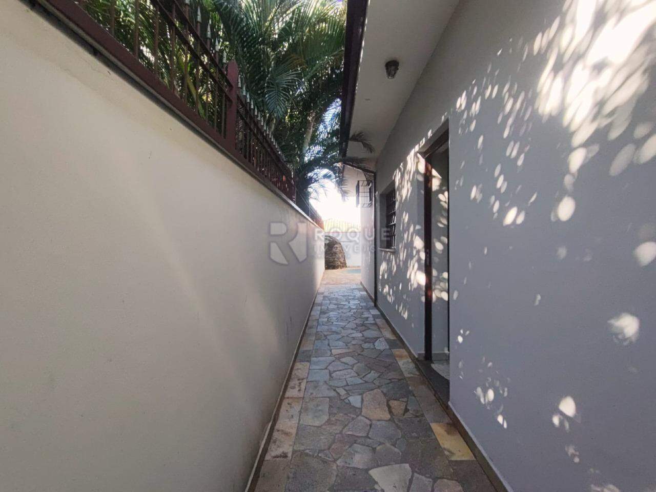Casa Residencial para aluguel no bairro Vila Cristovam: Corredor