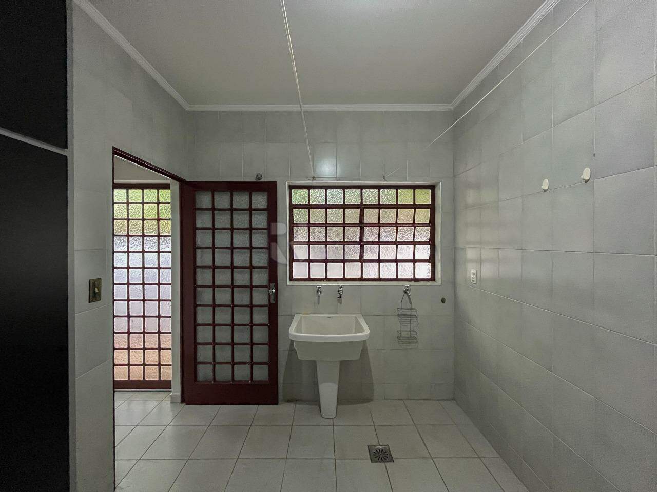 Casa Residencial para aluguel no bairro Vila Cristovam: Lavanderia